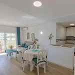 Апартаменты Bright 2 Bdr, With Sea Views, Benalbeach *