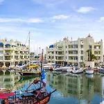 Апартаменты Bright 2 Bdr, With Sea Views, Benalbeach Бенальмадена